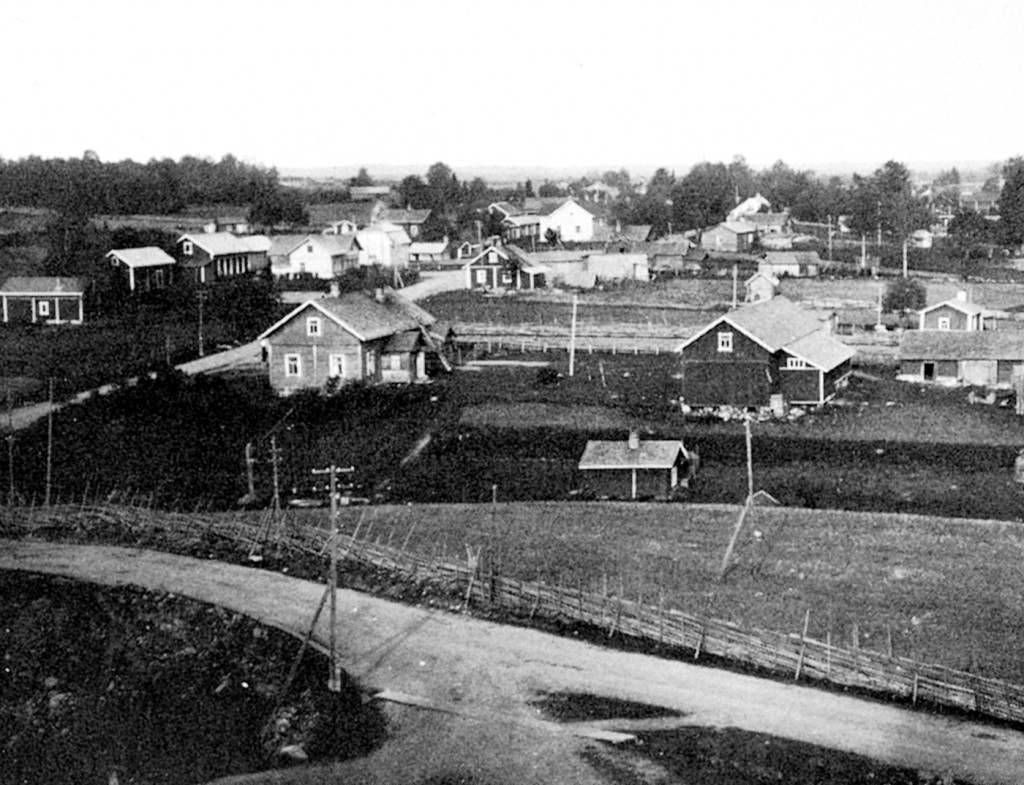 1920-luvun kuvassa alue silloista Osuuskaupan taloa vastapäätä tien toisella puolella on rakentamaton. Kaupanhoitajan sauna kuvan keskellä etualalla on avoimen Häköojan varrella.