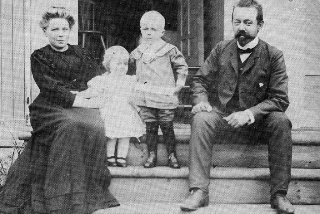 Piirilääkäri perheineen tHannesTikka_kalonsa rapuilla vuonna 1909. Vasemmalta Beda, Kirsti, Erkki ja Hannes Tikka