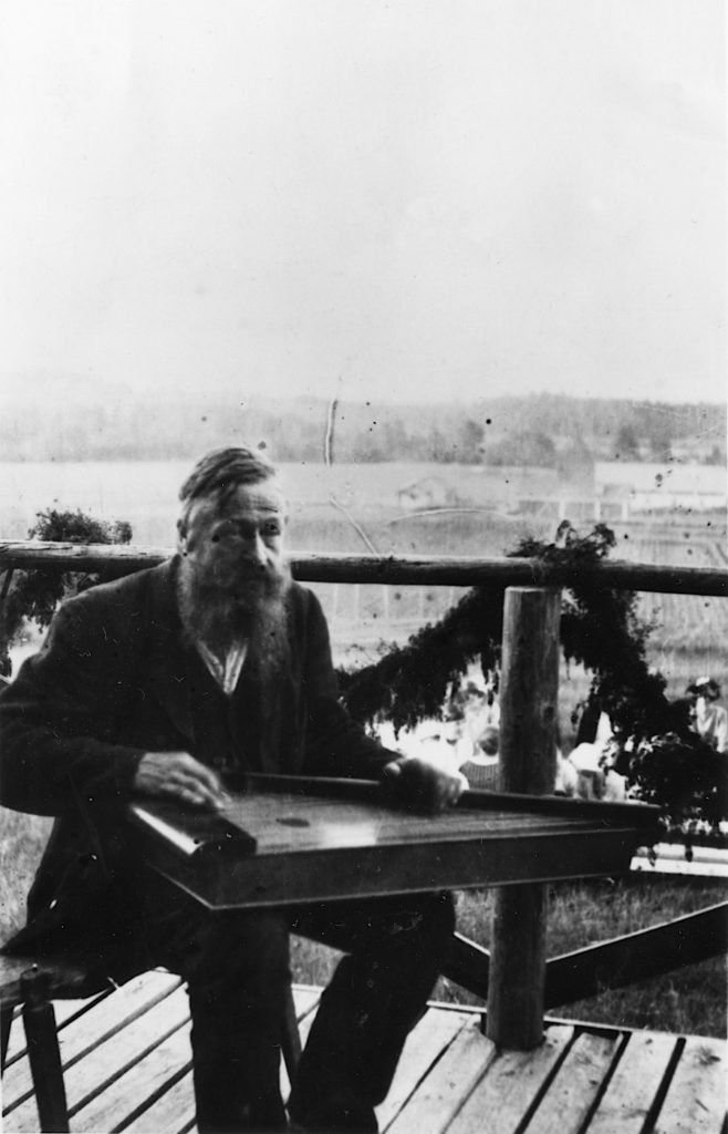Kanteleensoittaja Heikki Nuutinen nuorisoseuran kesäjuhlissa noin vuonna 1932
