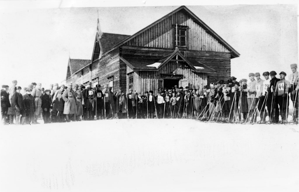 Suojeluskunnan järjestämät hiihtokilpailut kiteen nuorisoseuran talolla 1925 Tienoilla