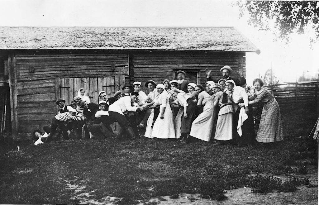 Köydenvetoa "rääpiäisissä" Kiteen nuorisoseurantalolla vuonna 1918