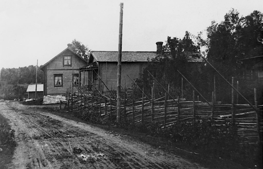 Puhosen "RAITTIA" nykyisen Osuuskaupan kohdalla 1910-luvulla, Liimataisen asuin- ja kaupparakennukseet