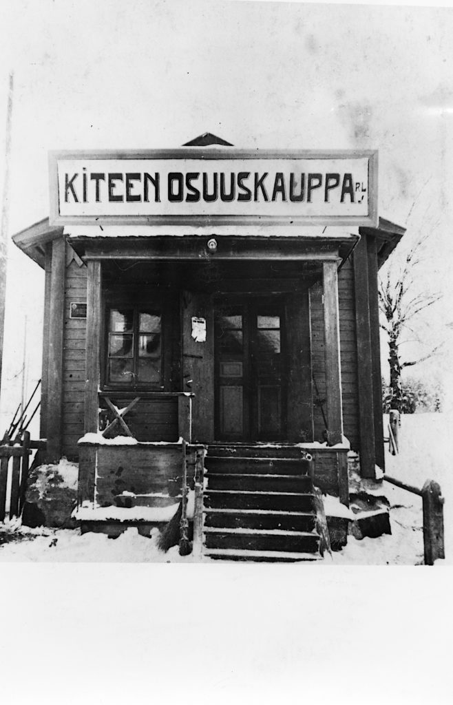 Osuuskaupan kaupparakennus Puhoksessa 1920-luvun alussa. Sitä ennen Liimataisen ja Mannisen kauppana.