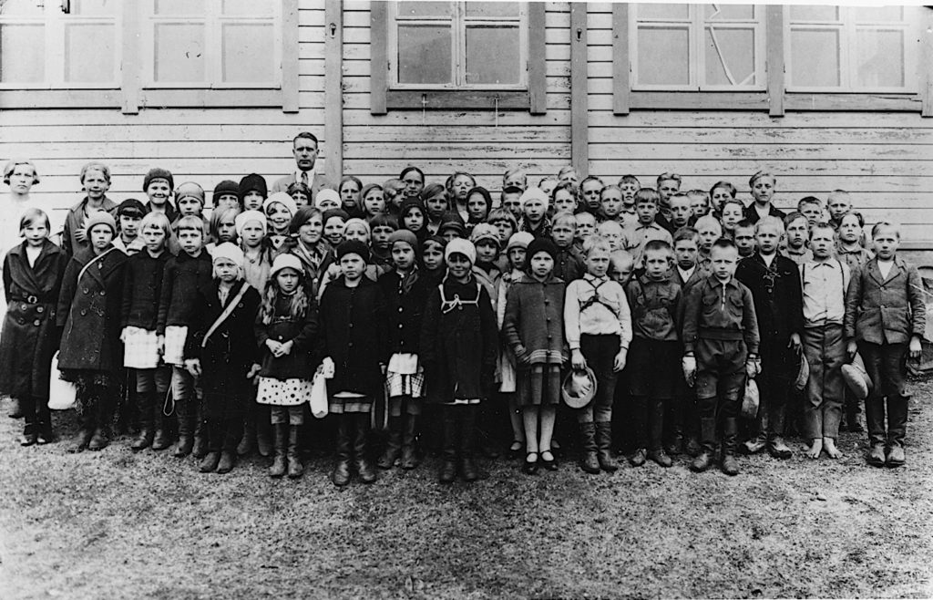 Kirkonkylän kansakoulun väkeä v. 1934
