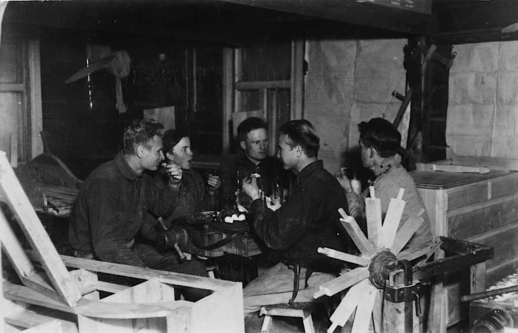 Puuseppäkursin oppilaita ruokalevolla kontiolassa 1930-luvun puolivälissä