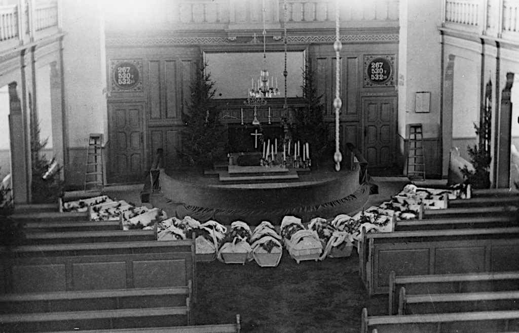 Sankarivainajien siunaus Kiteen kirkossa 19.4.1918. Alttaritaulu hankintaan ryhdyttiin 1924. Saarnatuoli rakennettiin alas godenhjelmin aikana 1919-39.