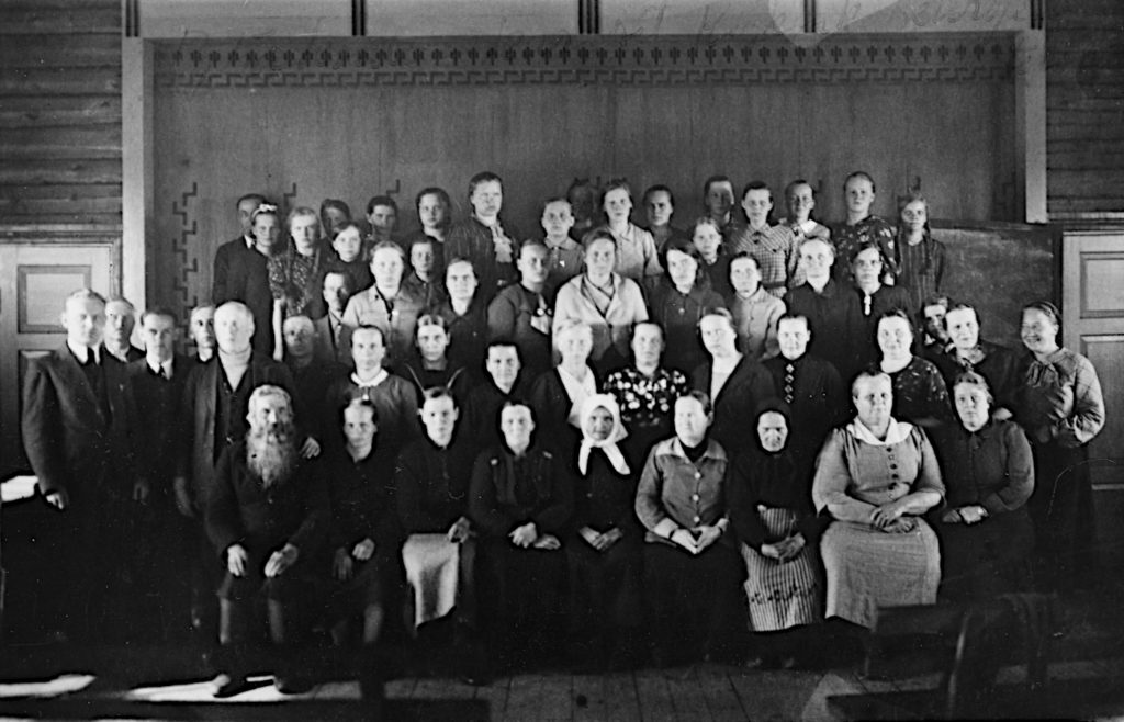 Kuvassa lienee äitienpäiväjuhlan osanottajia, mahdollisesti Suorlahden seurantalolla 1930-luvulla.