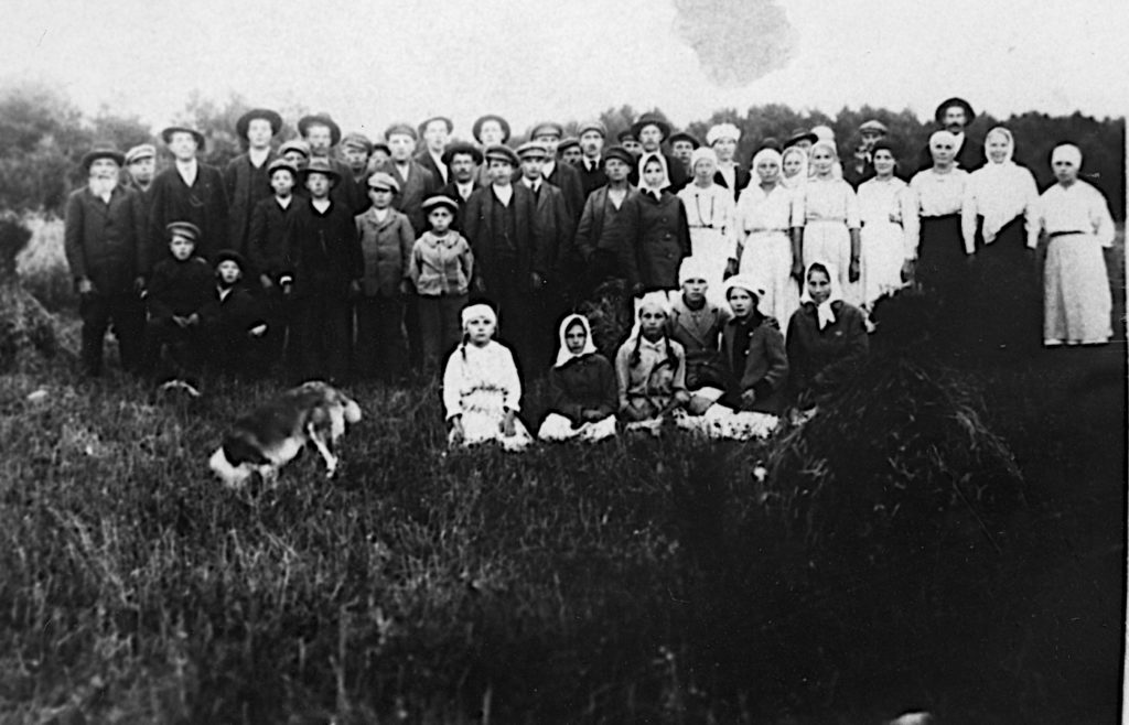 ”Karvali” Kaunilaisen rukiinleikkuutalkoiden väki 1919 tai 1920