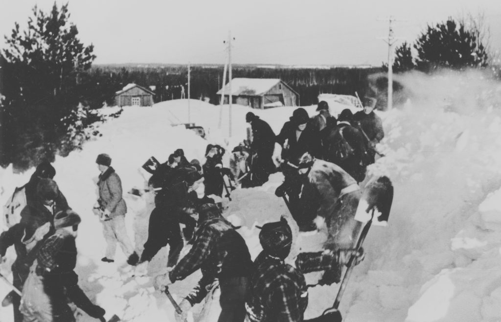 Tien aukaisua kaikkiaan 70 miehen ja kahden auran voimin Kitee – Lähdenkylä välillä Kalmistonmäessä