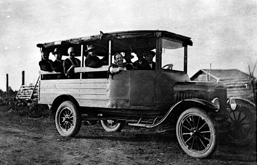 Kiteen ensimmmäinen linja-auto v.1927, omistaja ja kuljettaja Juho Naukkarinen, postinkuljetus välillä Närsäkkälä-Kaalamo