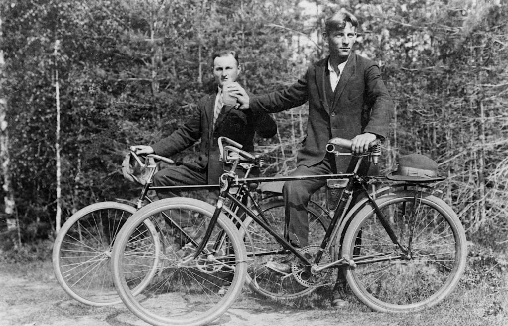 Pyörämatkailijat Närsäkkälässä 1930-luvun alussa