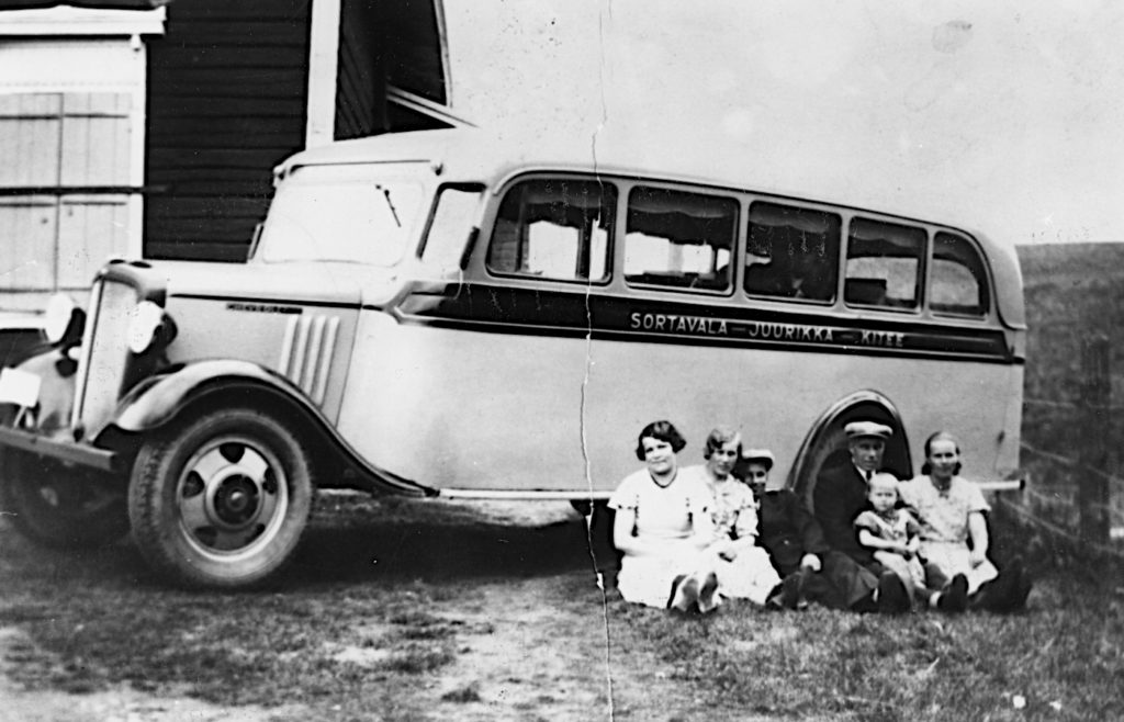 Kalle Mötön auton matkustajia lepotaulolla Savikon kaupan edustalla v.1935