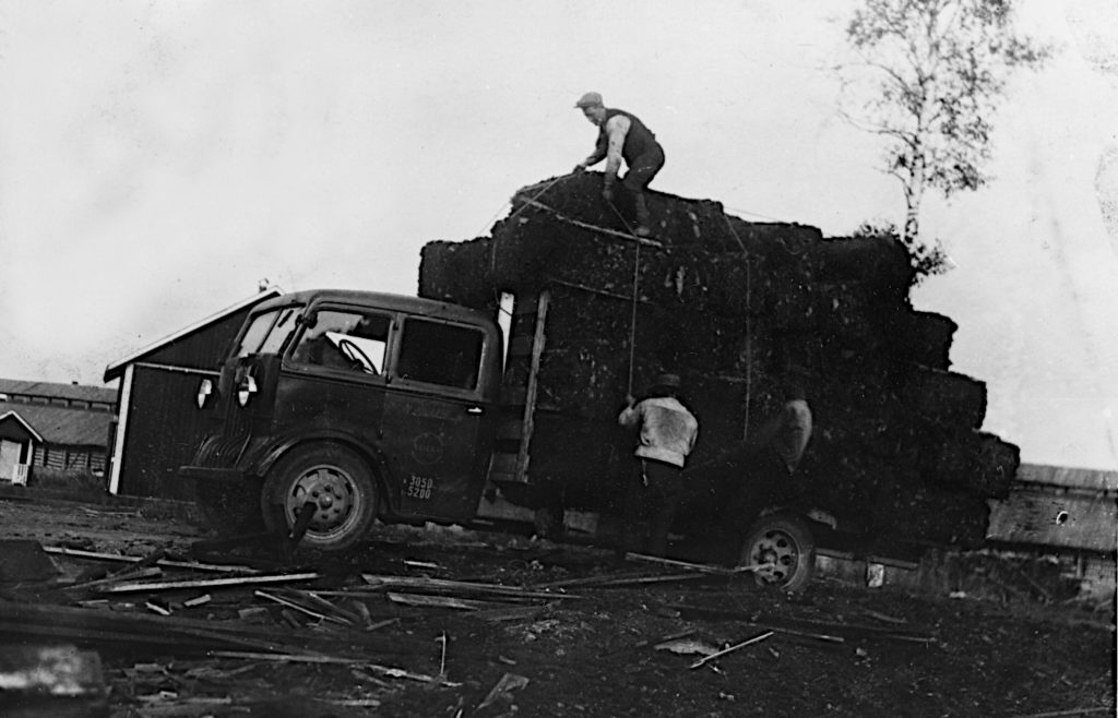Sammalpalien kuljetusta Tohmajärven asemalta Tohmajärven turve- ja pehkutehtaalta Kiteen kunnantoimiston eristeeksi v.1934