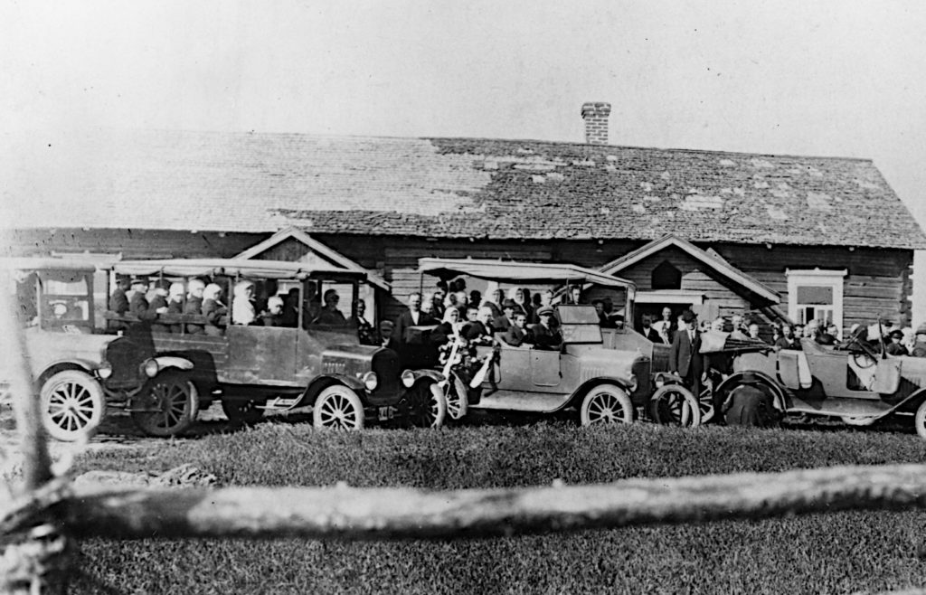 Kiteen autokantaa 1920 luvun alkupuolella kontiolan Juho Tiaisen pihassa