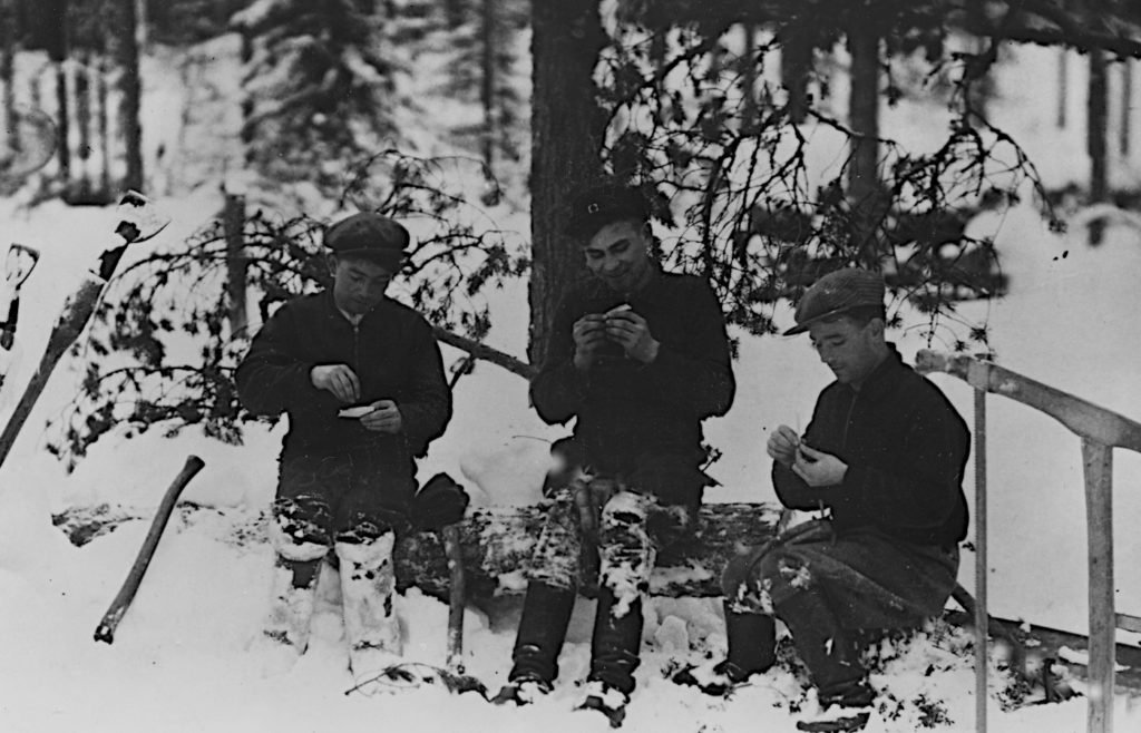 Metsätyömiehet tauolla Kiteenlahdessa 1933-34