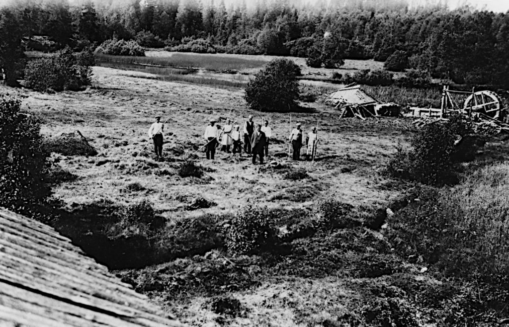 Kangaskylän luovutetulta alueelta heinätöitä ja vesivoimalla käyvä Eino Matikaisen tekemä pärehöylä 1930-luvun alussa